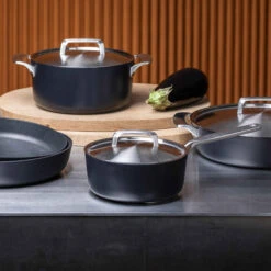 Fiskars Rotisser Hapjespan Met Hoge Randen -Copenhaging Winkel 47530 01 3 EnvironmentImage 9c9b2360e2