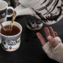 Arabia True To Its Origins Moomin Theepot 7 Arabia True To Its Origins Moomin Theepot -Copenhaging Winkel 500005 01 4 EnvironmentImage ff215bf847