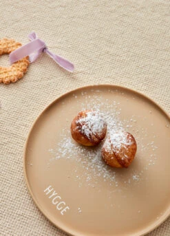 Design Letters Favoriet Bord Ø22 Cm 6 Design Letters Favoriet Bord Ø22 Cm -Copenhaging Winkel 507467 01 3 EnvironmentImage 29031816b3