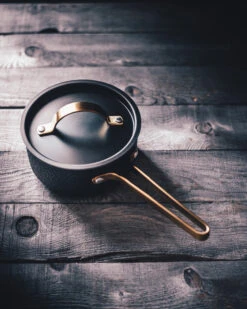 Arvet Gehamerde Zwarte Steelpan Met Deksel -Copenhaging Winkel 513364 01 5 EnvironmentImage 3d663b1a44