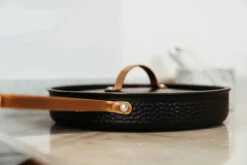 Arvet Gehamerde Zwarte Hapjespan Met Deksel -Copenhaging Winkel 513366 01 7 EnvironmentImage 2348068909