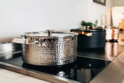 Kroma Gehamerde Verschroomde Braadpan Met Deksel -Copenhaging Winkel 513370 01 4 EnvironmentImage 941d1acf75