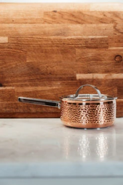 Mjölner Gehamerde Koperen Steelpan Met Deksel -Copenhaging Winkel 513373 01 6 EnvironmentImage 2df74b0ce4