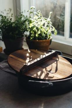 Heirol Gietijzeren Koekenpan Met Houten Deksel -Copenhaging Winkel 515876 01 4 EnvironmentImage cf54903b4b