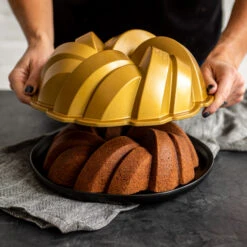 Nordic Ware 75th Anniversary Braided Bundt Bakvorm -Copenhaging Winkel 515978 01 4 EnvironmentImage f56a9d9b0b