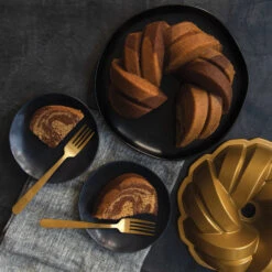 Nordic Ware 75th Anniversary Braided Bundt Bakvorm -Copenhaging Winkel 515978 01 7 EnvironmentImage f31029e1a6
