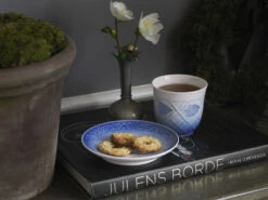 Royal Copenhagen Mok En Bord 2022 -Copenhaging Winkel 567615 01 5 EnvironmentImage 9f263edbb9