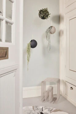 AYTM GLOBE Hangende Bloempot Ø17 Cm H28 Cm -Copenhaging Winkel 570571 01 9 EnvironmentImage e56251e2ec