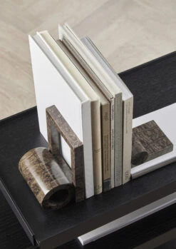Woud Booknd Boekensteun Marmer -Copenhaging Winkel 574825 01 40 EnvironmentImage 82e0a60f6b